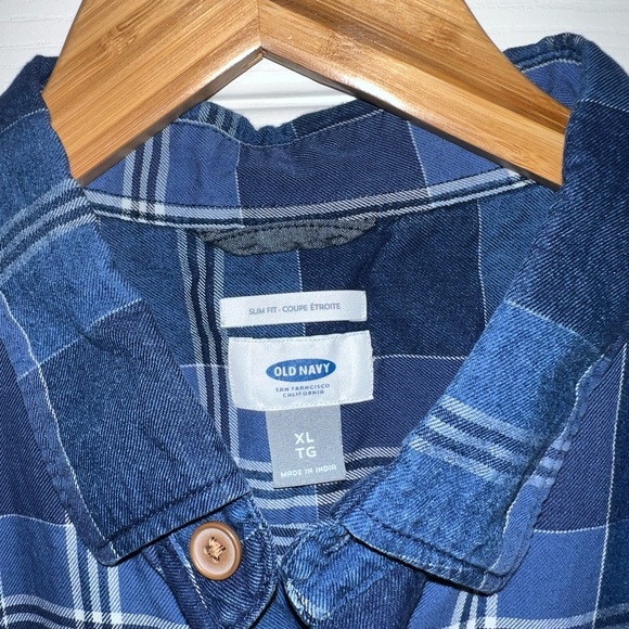 Old navy slim fit short sleeve shirt. Size XL - Picture 2 of 3